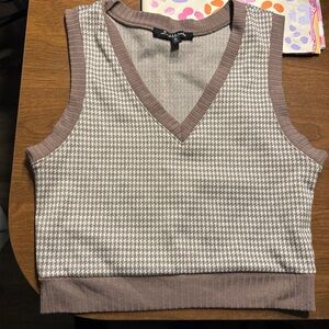 Chic Houndstooth V-Neck Crop Top